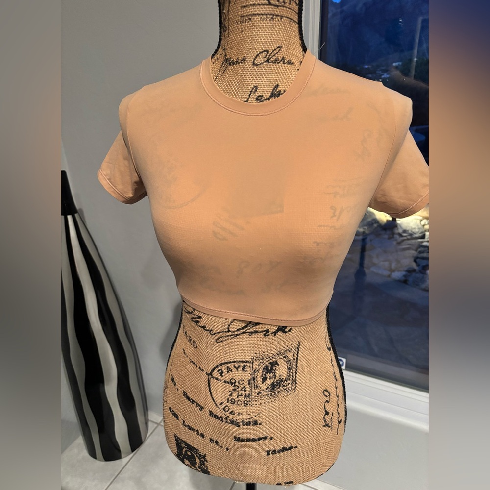 Skims fits everybody cropped shirt size small nude color,